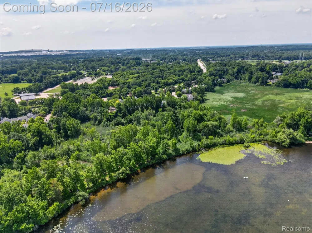 2775 Lochmoor Boulevard #19 Orion Charter Township, MI 48360