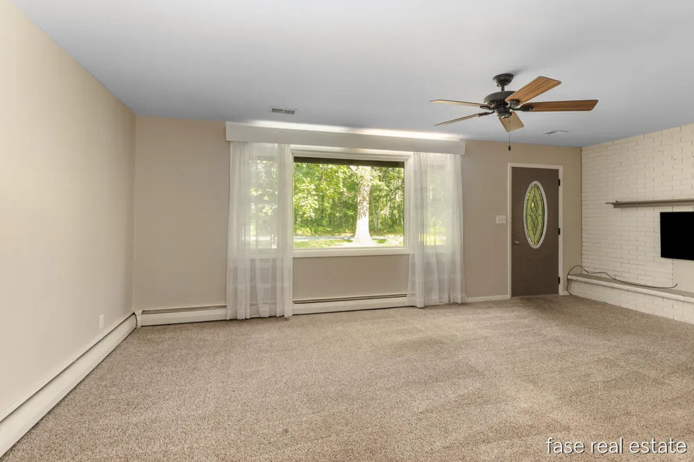 7676 Courtland Drive NE Rockford, MI 49341