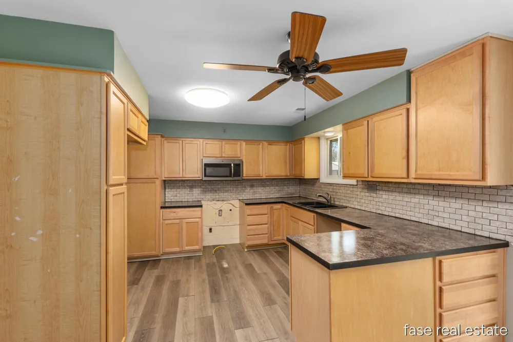 7676 Courtland Drive NE Rockford, MI 49341