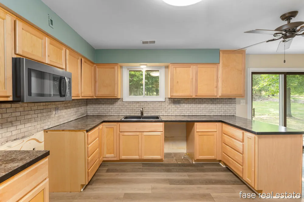 7676 Courtland Drive NE Rockford, MI 49341