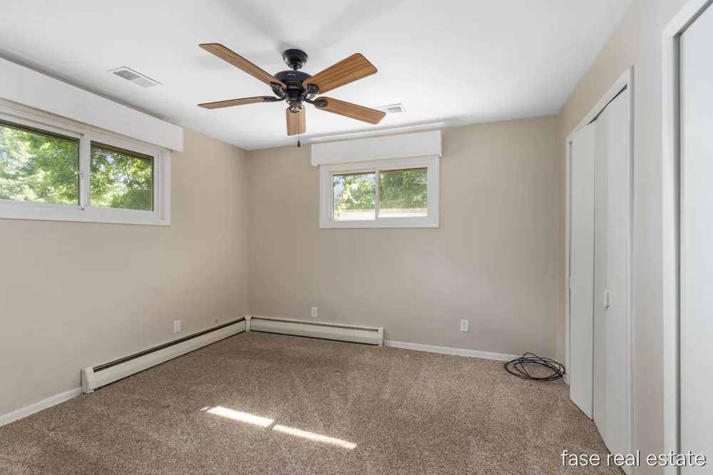 7676 Courtland Drive NE Rockford, MI 49341