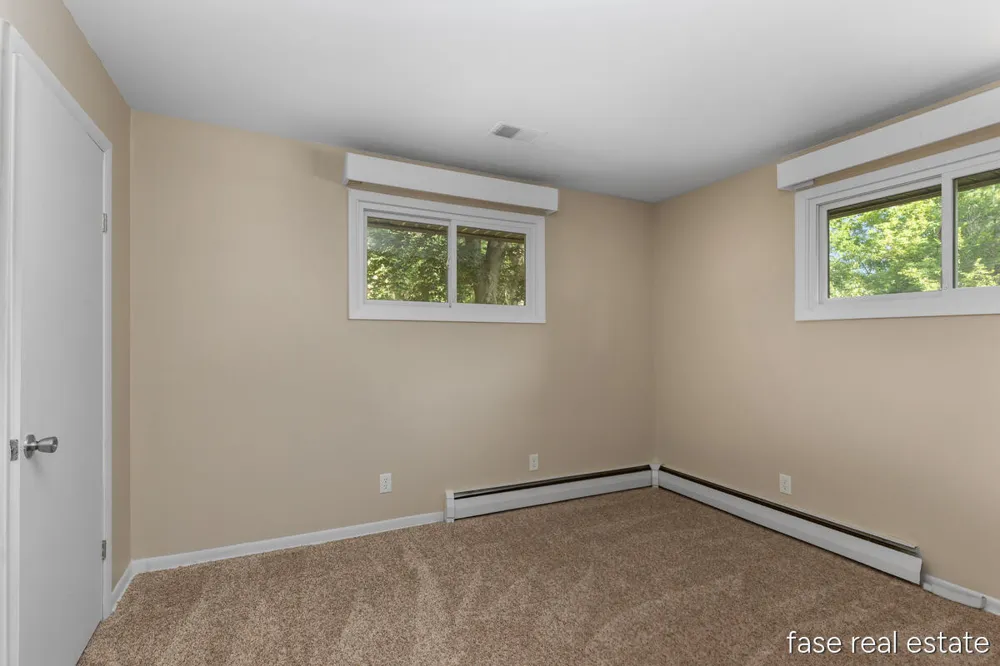 7676 Courtland Drive NE Rockford, MI 49341