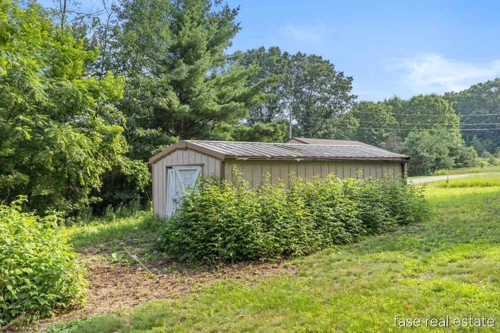 7676 Courtland Drive NE Rockford, MI 49341