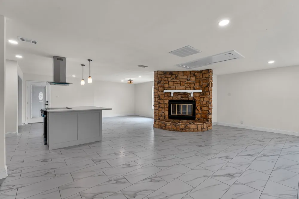1004 E georgian Road Saginaw, TX 76179