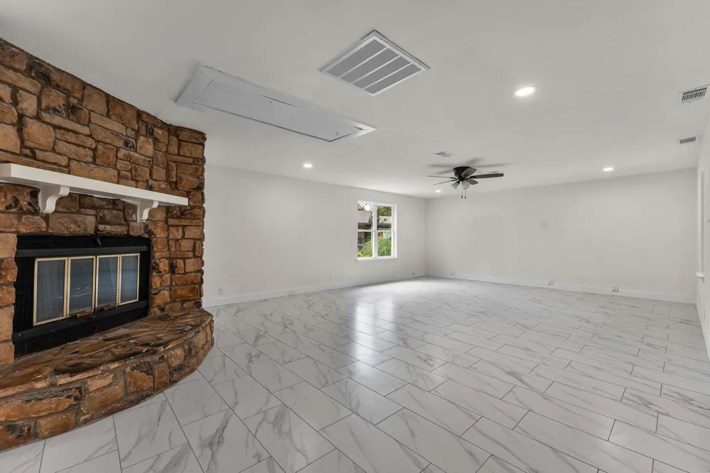 1004 E georgian Road Saginaw, TX 76179