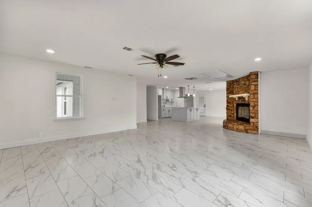 1004 E georgian Road Saginaw, TX 76179