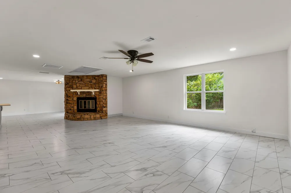 1004 E georgian Road Saginaw, TX 76179