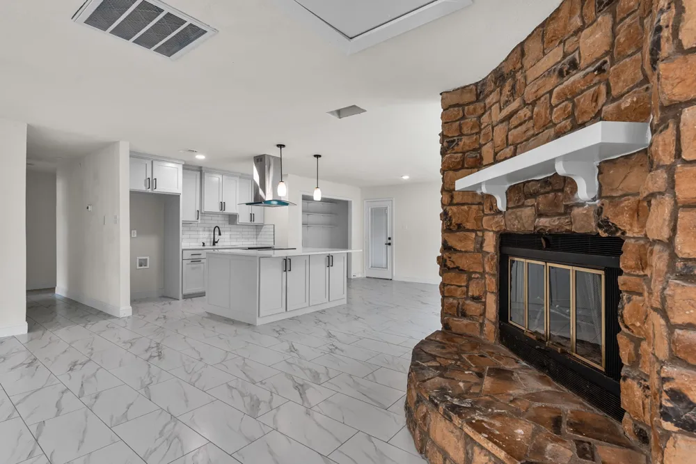 1004 E georgian Road Saginaw, TX 76179