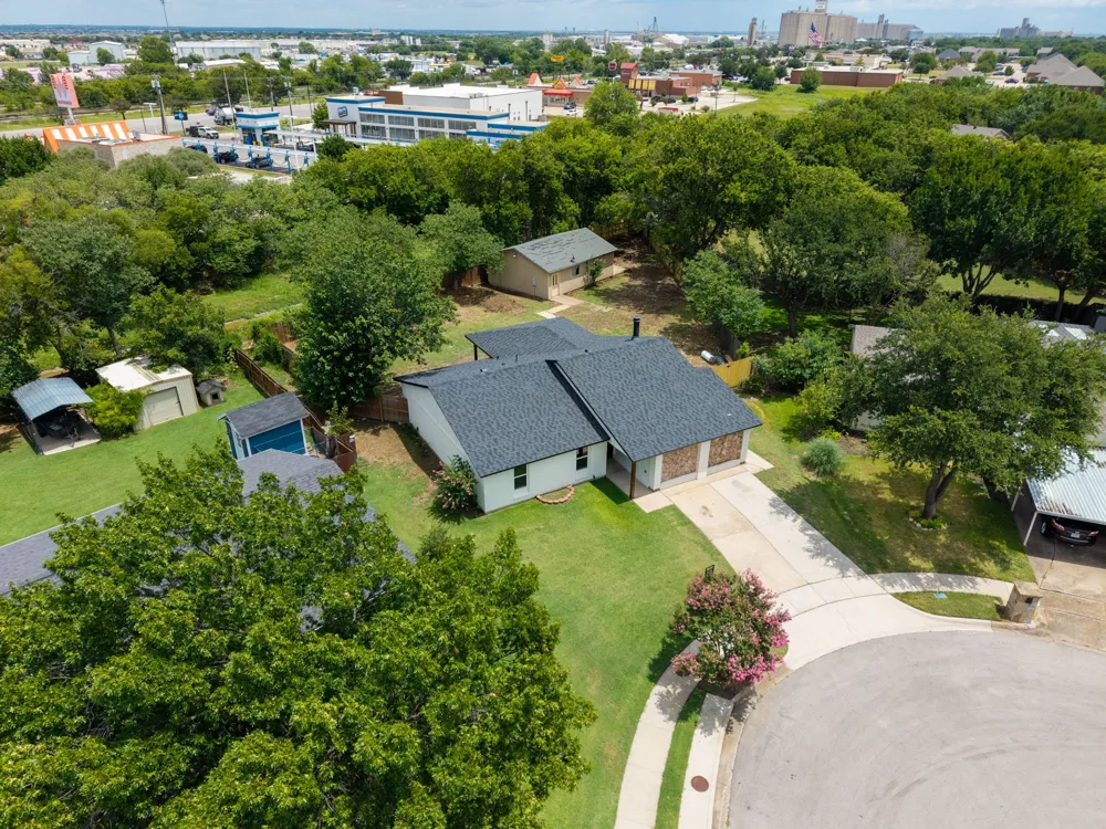 1004 E georgian Road Saginaw, TX 76179