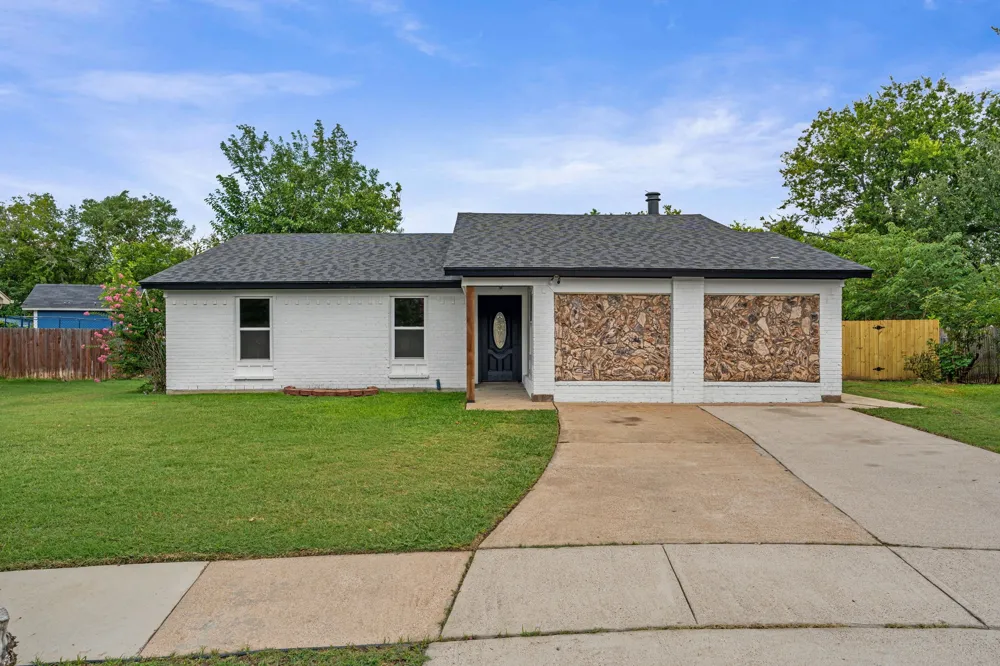 1004 E georgian Road Saginaw, TX 76179