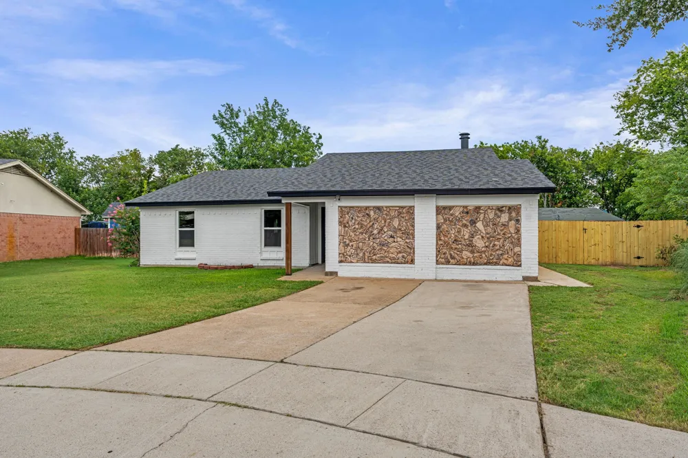 1004 E georgian Road Saginaw, TX 76179