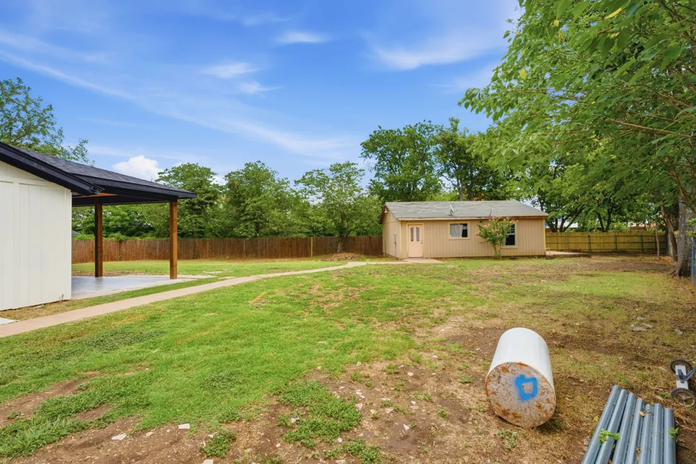 1004 E georgian Road Saginaw, TX 76179