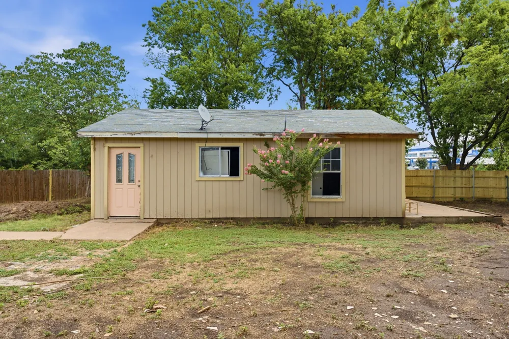 1004 E georgian Road Saginaw, TX 76179
