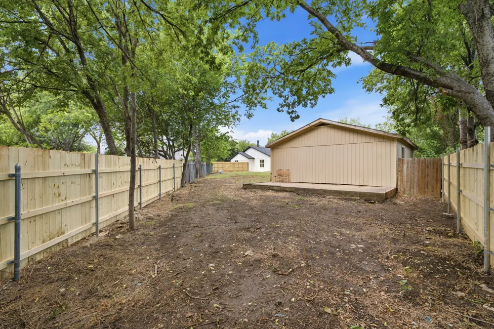 1004 E georgian Road Saginaw, TX 76179