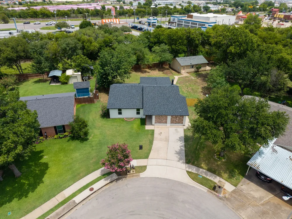 1004 E georgian Road Saginaw, TX 76179
