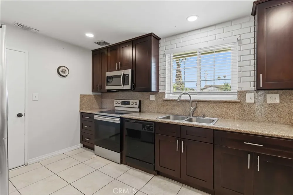 1582 Dakin Simi Valley, CA 93065