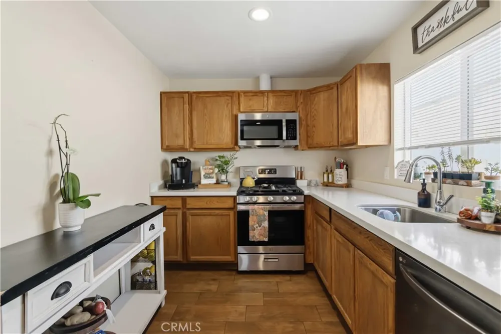 1582 Dakin Simi Valley, CA 93065