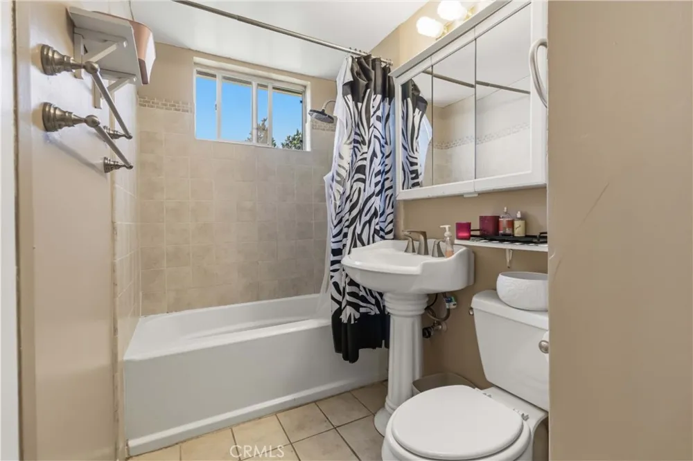 1582 Dakin Simi Valley, CA 93065