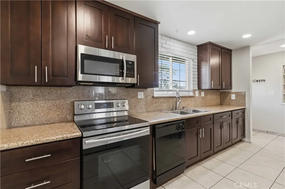 1582 Dakin Simi Valley, CA 93065