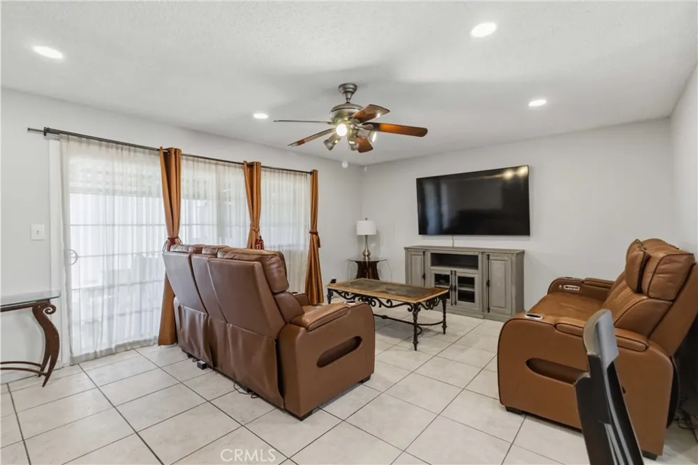 1582 Dakin Simi Valley, CA 93065