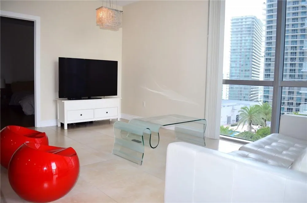 1060 Brickell Avenue #1617 Miami, FL 33131