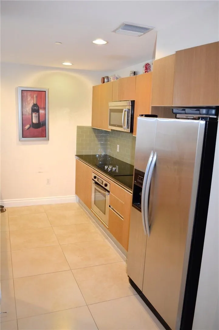1060 Brickell Avenue #1617 Miami, FL 33131