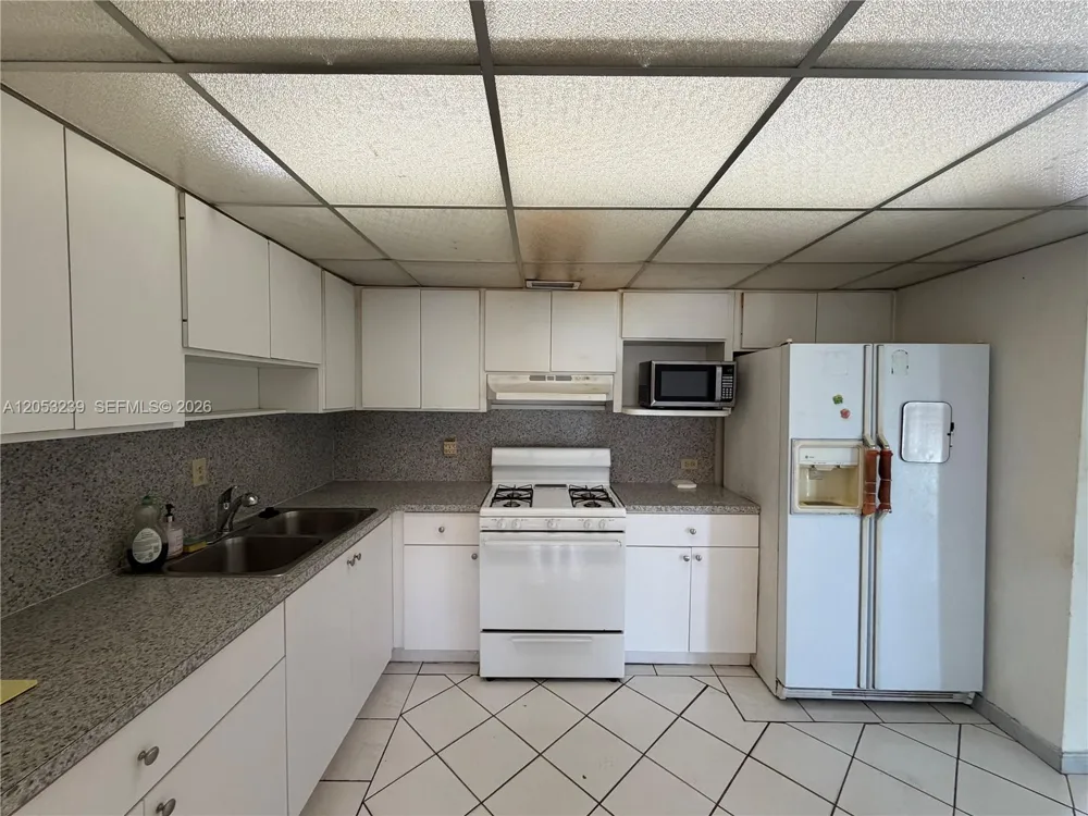 881 E 14th St Hialeah, FL 33010