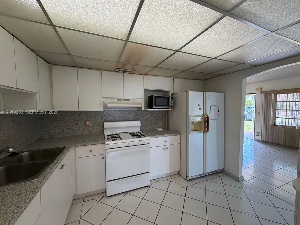 881 E 14th St Hialeah, FL 33010