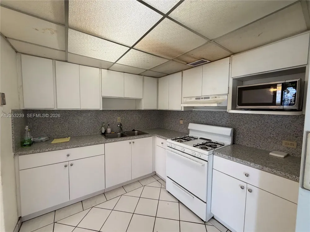 881 E 14th St Hialeah, FL 33010