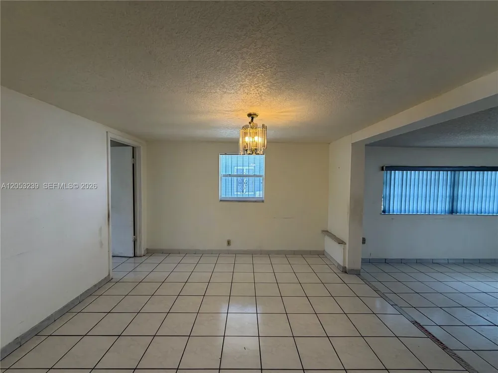 881 E 14th St Hialeah, FL 33010