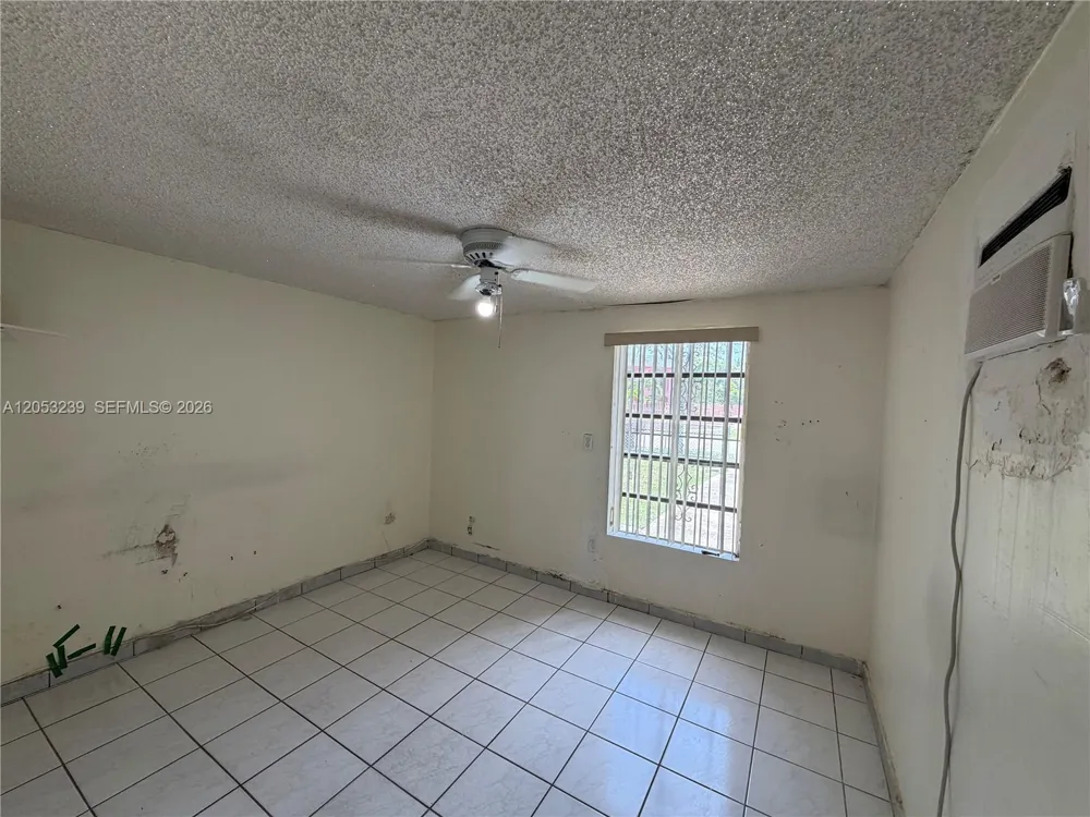 881 E 14th St Hialeah, FL 33010