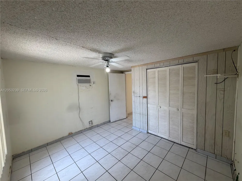 881 E 14th St Hialeah, FL 33010