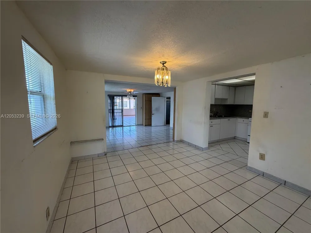 881 E 14th St Hialeah, FL 33010