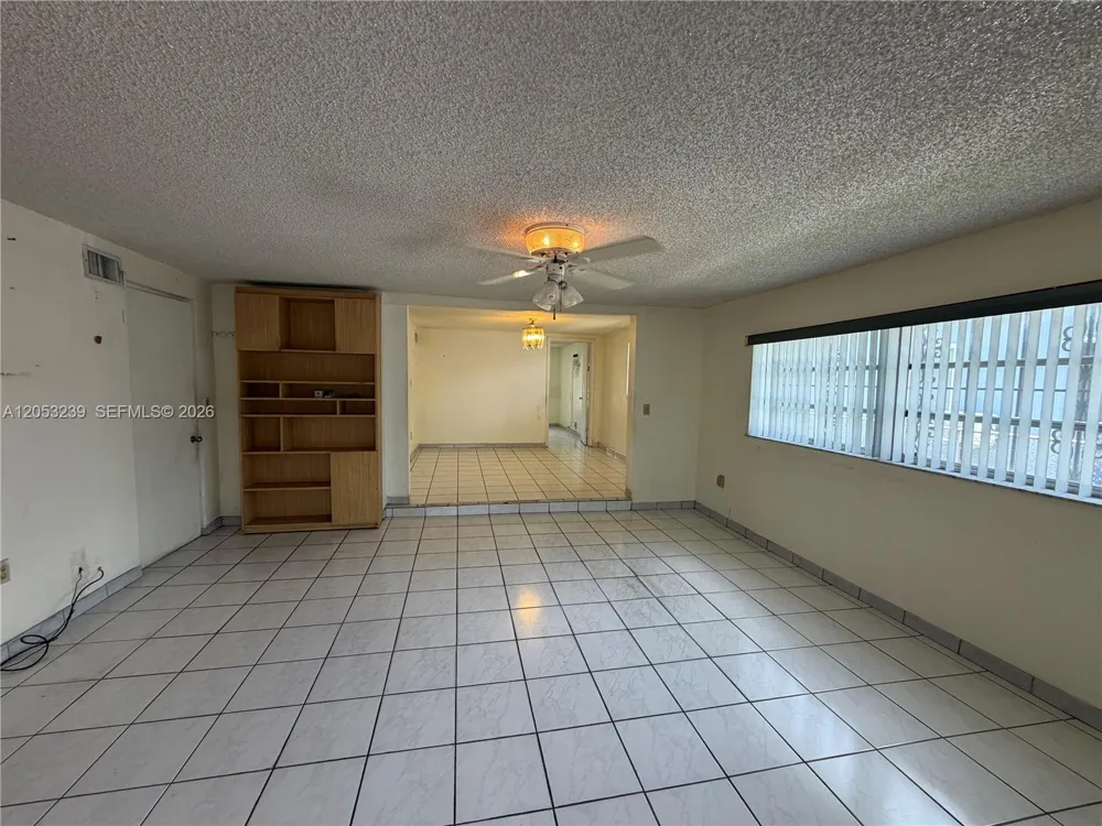 881 E 14th St Hialeah, FL 33010