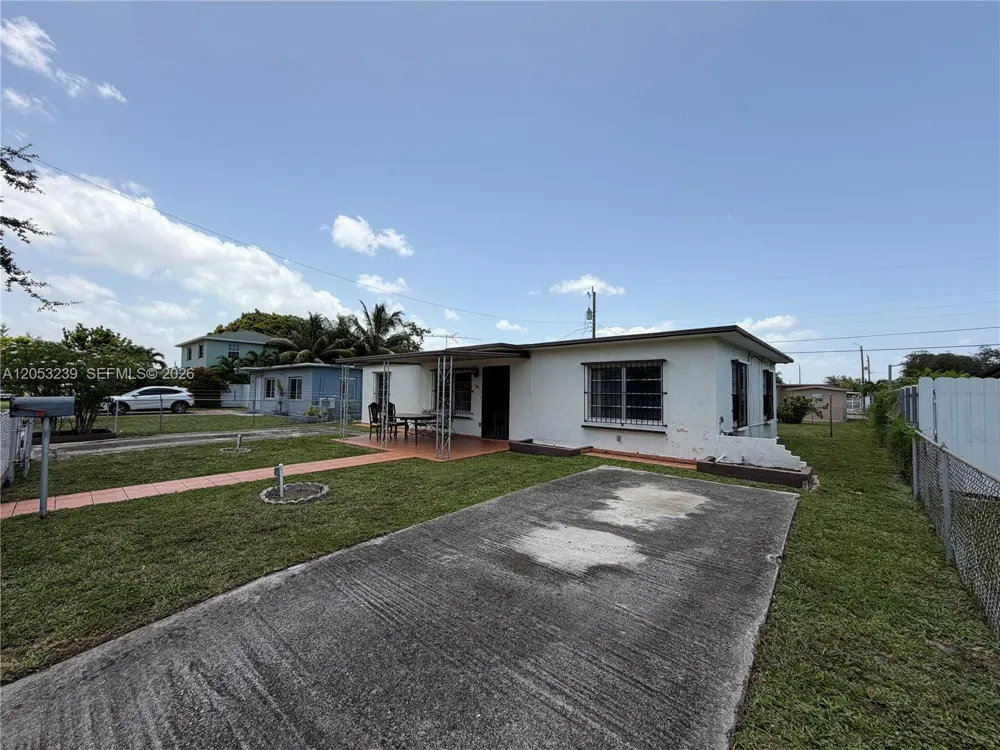 881 E 14th St Hialeah, FL 33010