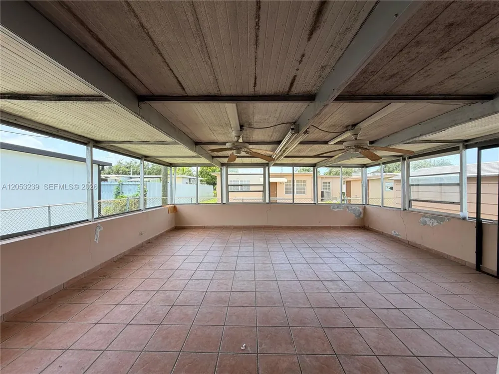 881 E 14th St Hialeah, FL 33010