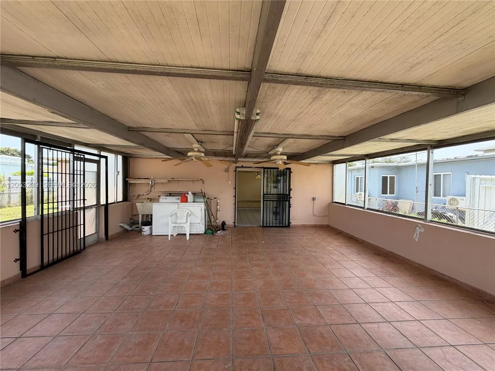 881 E 14th St Hialeah, FL 33010