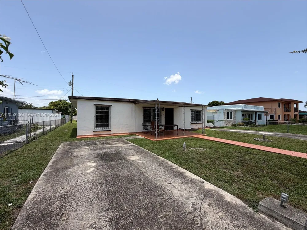 881 E 14th St Hialeah, FL 33010