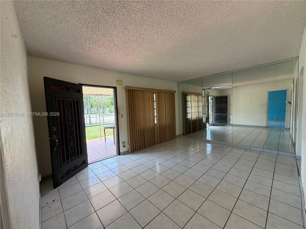 881 E 14th St Hialeah, FL 33010