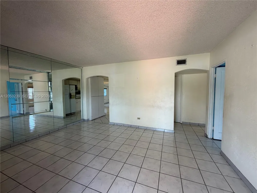 881 E 14th St Hialeah, FL 33010