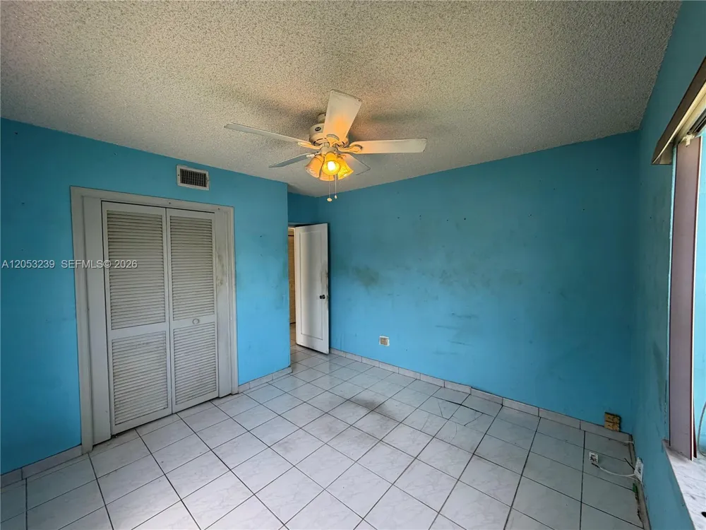 881 E 14th St Hialeah, FL 33010