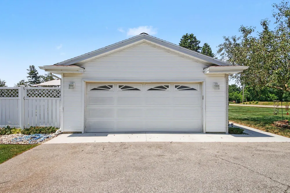 2770 Leonard Street Marne, MI 49435