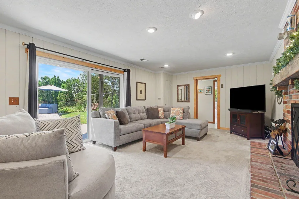 2770 Leonard Street Marne, MI 49435