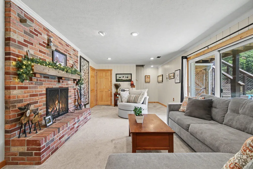 2770 Leonard Street Marne, MI 49435
