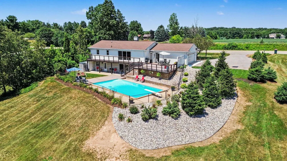 2770 Leonard Street Marne, MI 49435