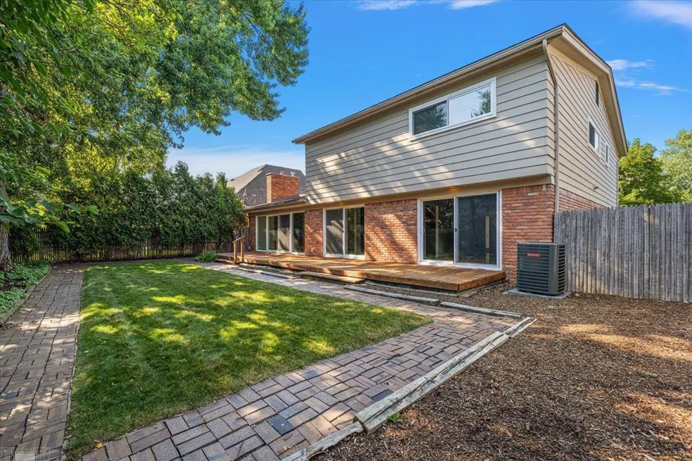 901 Hollywood Avenue Grosse Pointe Woods City, MI 48236