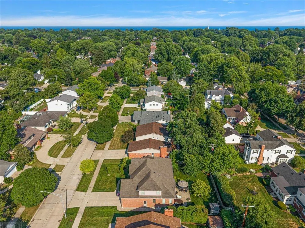 901 Hollywood Avenue Grosse Pointe Woods City, MI 48236