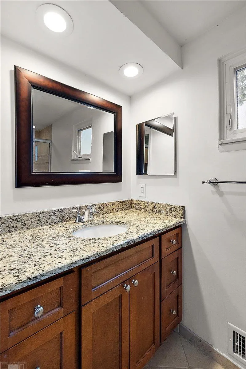 901 Hollywood Avenue Grosse Pointe Woods City, MI 48236