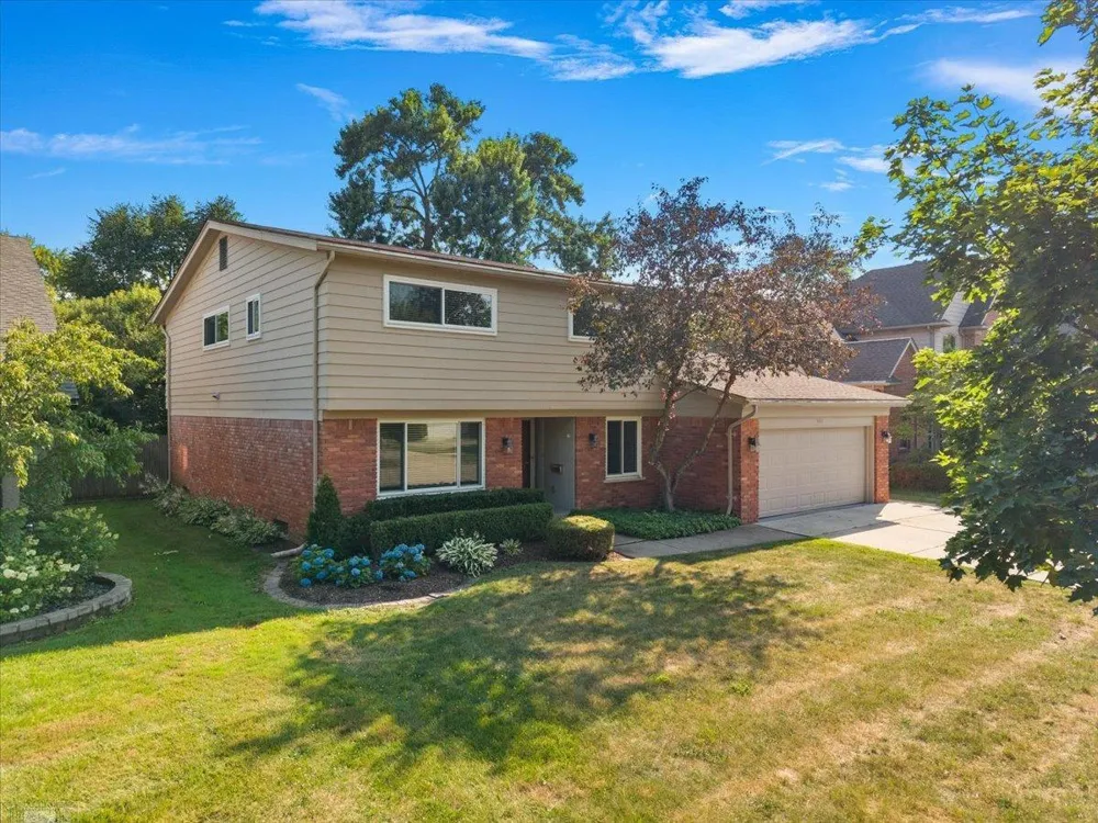 901 Hollywood Avenue Grosse Pointe Woods City, MI 48236