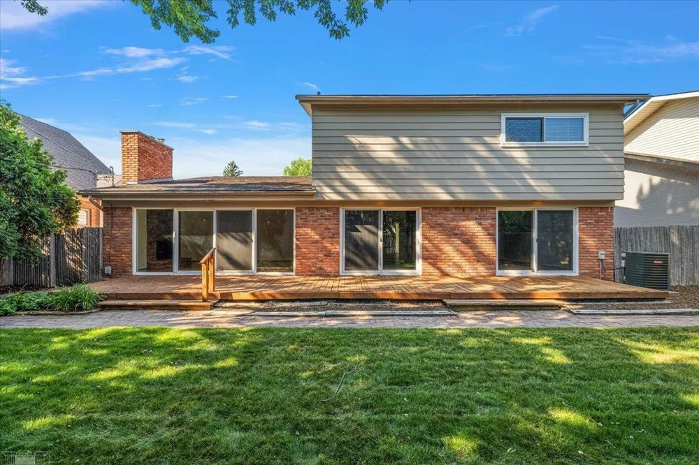 901 Hollywood Avenue Grosse Pointe Woods City, MI 48236